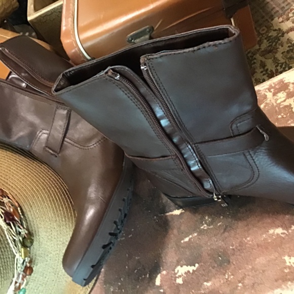 Anne Klein Brown Leather Boots (8M) - Picture 5 of 6